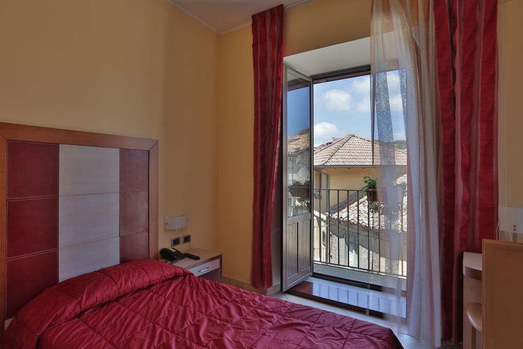 Hotel Conte Ruggero Serra San Bruno Ruang foto