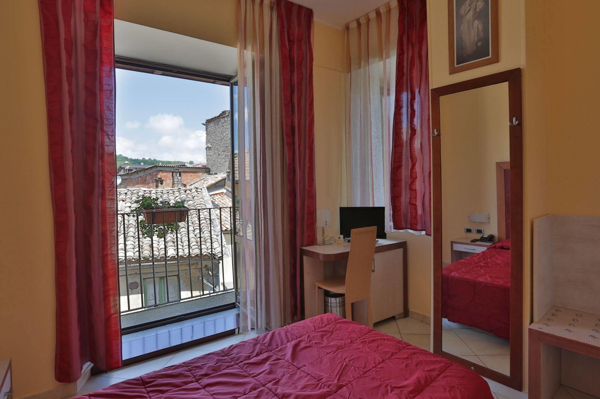 Hotel Conte Ruggero Serra San Bruno Bagian luar foto